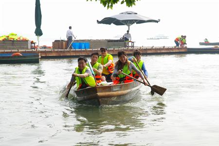 理学院教师正在划船，迎风破浪