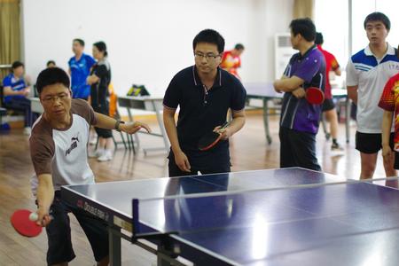 博彩网址大全男双选手在全神贯注比赛