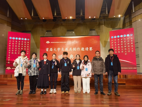 图一 赛事获奖同学与博彩网址大全评委合影